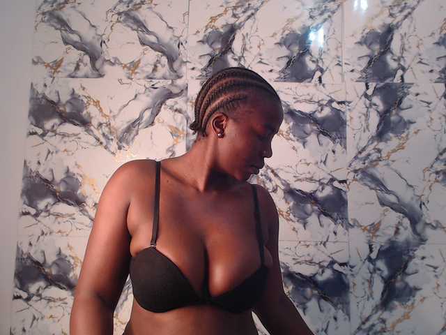 CurvyJ255 live cam on BongaCams