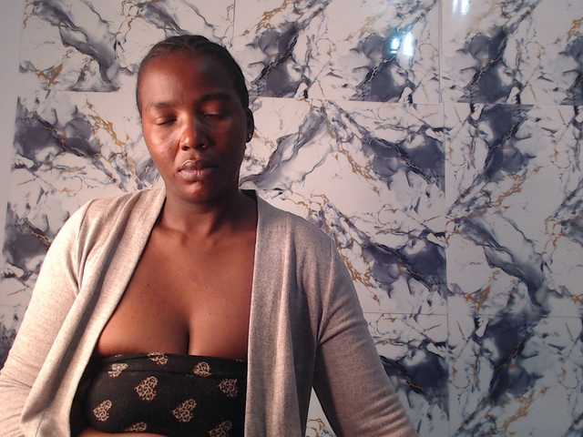 CurvyJ255 live cam on BongaCams