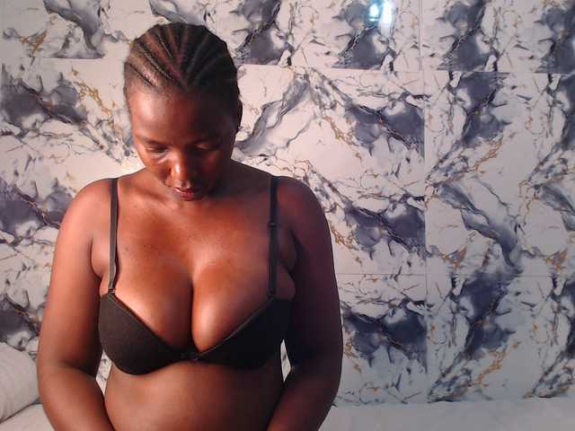CurvyJ255 live cam on BongaCams