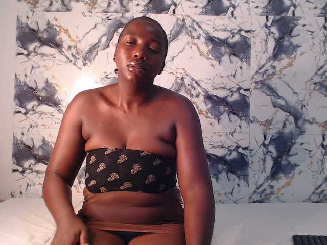 CurvyJ255 live cam on BongaCams