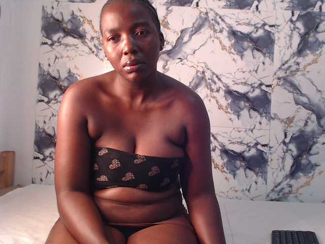CurvyJ255 live cam on BongaCams