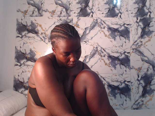 CurvyJ255 live cam on BongaCams