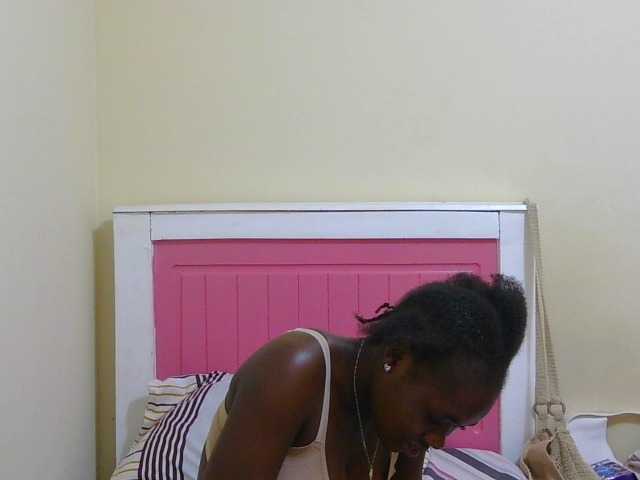Arriana live cam on BongaCams