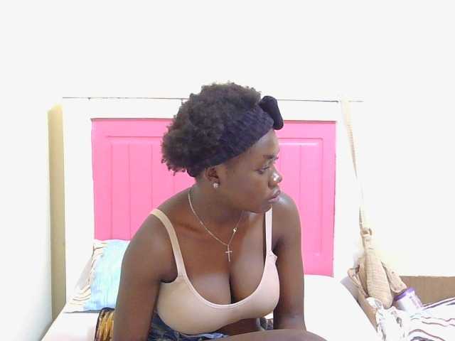 Arriana live cam on BongaCams