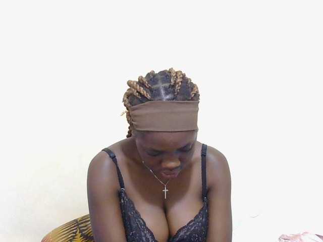 Arriana live cam on BongaCams