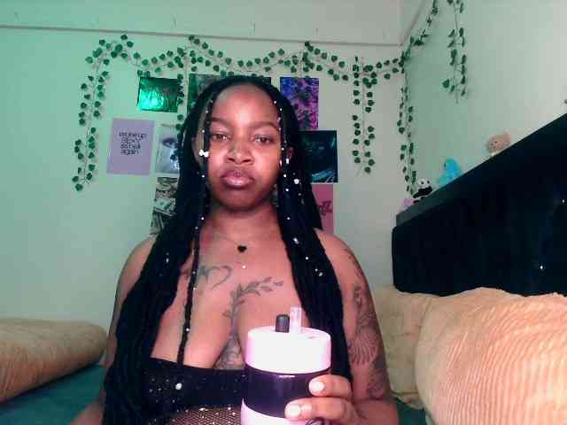 Sexyysquiter1 webcam