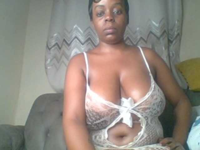 QueenVy live cam on BongaCams