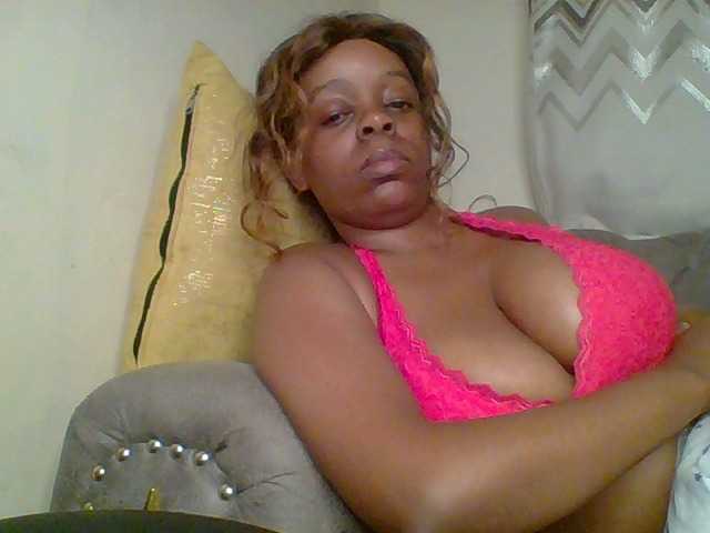QueenVy, live now on BongaCams