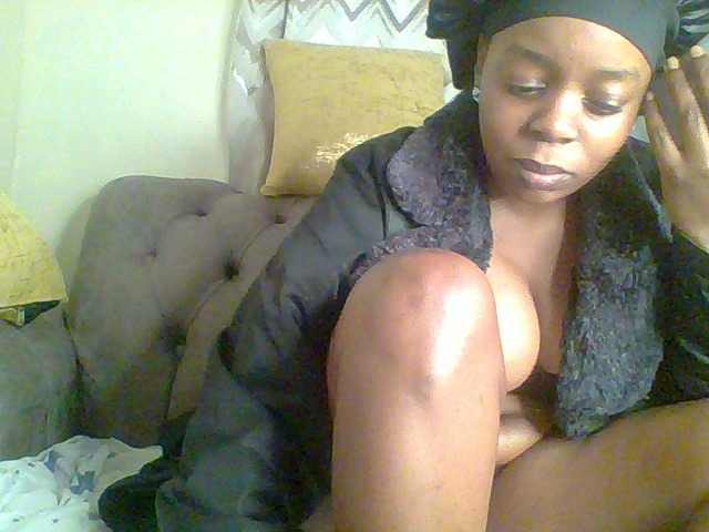 le modèle QueenVy est en webcam porno dans un show sur le site bongacams, il possède les tags suivants: Ebony,Redhead,Trimmed