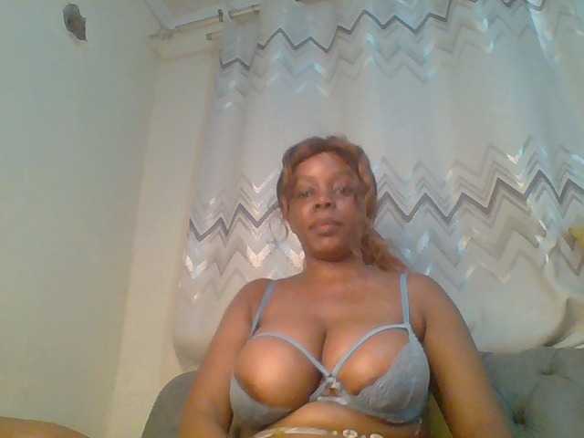 QueenVy live cam on BongaCams