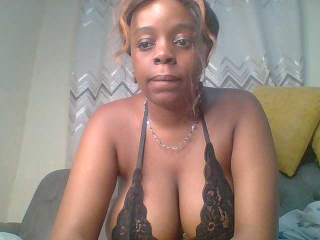 QueenVy live cam on BongaCams