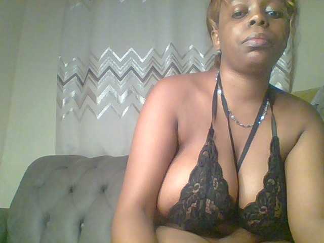 QueenVy live cam on BongaCams