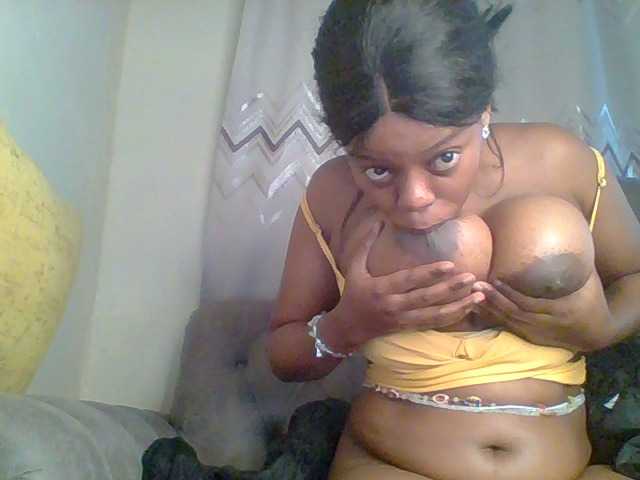 QueenVy live cam on BongaCams