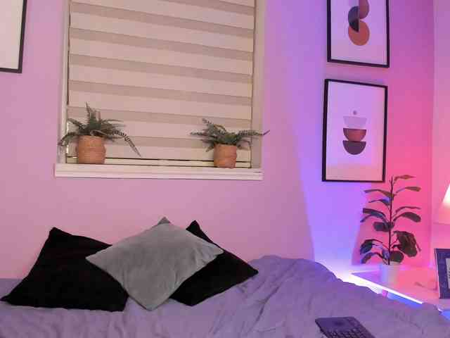 Zara-Blooom webcam