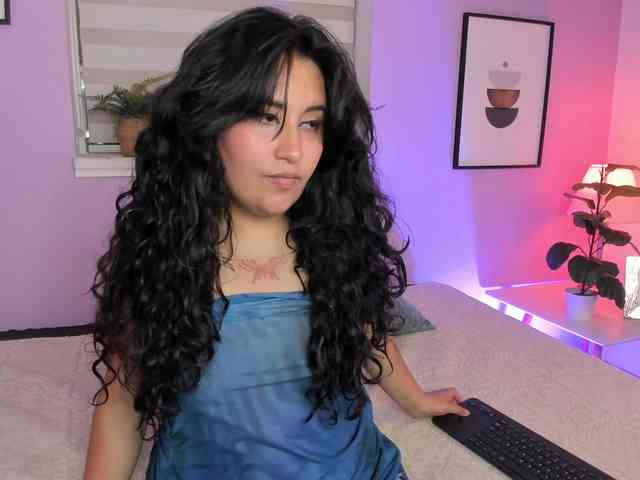 Zara-Blooom webcam