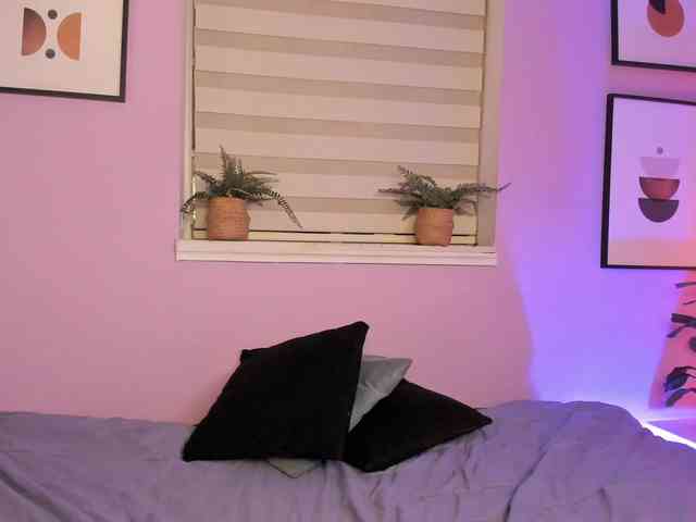 Zara-Blooom webcam