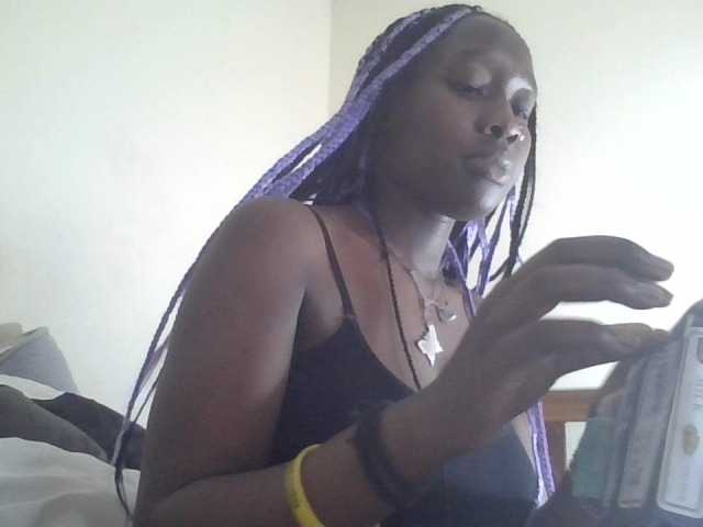 prettyglowing live cam on BongaCams