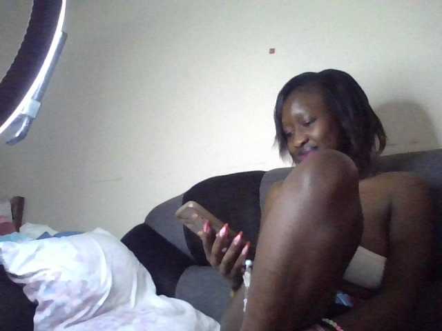 prettyglowing live cam on BongaCams