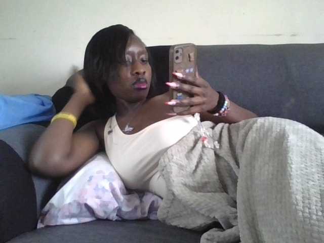 prettyglowing live cam on BongaCams