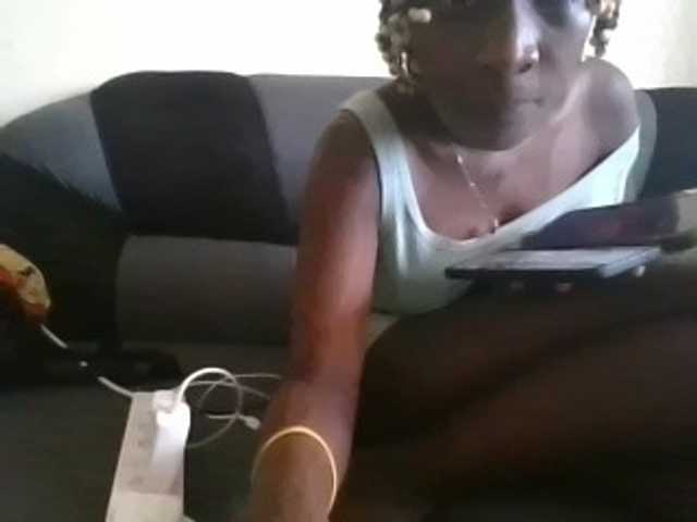 prettyglowing live cam on BongaCams
