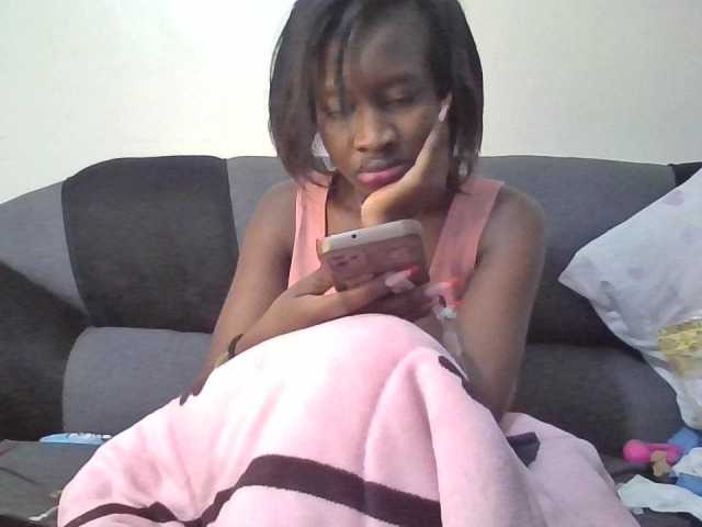 le modèle prettyglowing est en webcam porno dans un show sur le site bongacams, il possède les tags suivants: Ebony,Brunette,Shaved