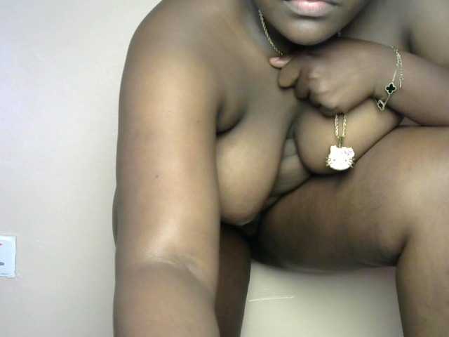 Fatassbitch7 live cam on BongaCams