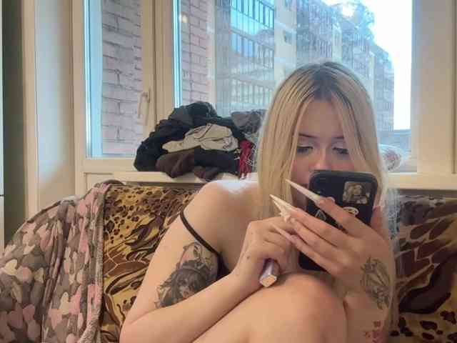 AngelenaBuote webcam