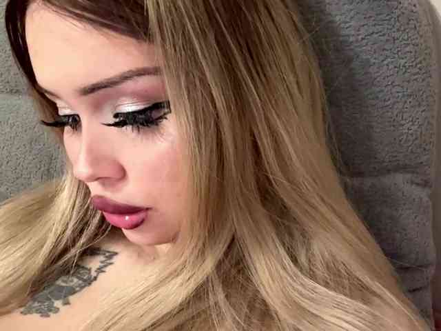 AngelenaBuote webcam