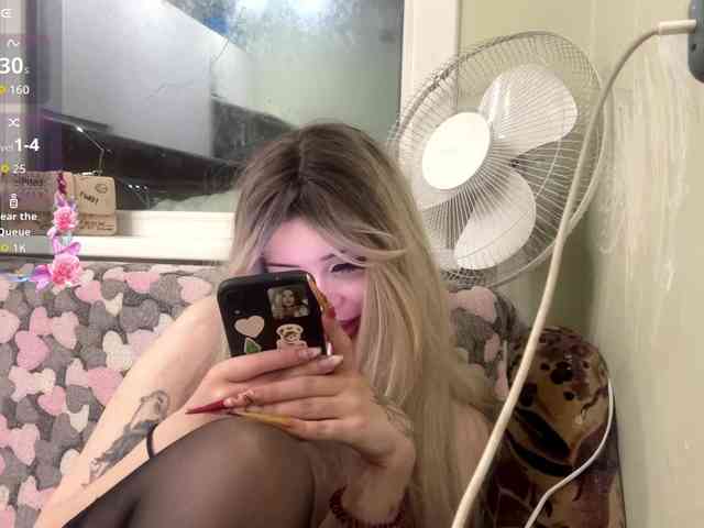 AngelenaBuote webcam