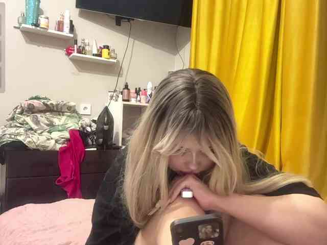 AngelenaBuote webcam