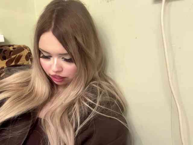 AngelenaBuote webcam