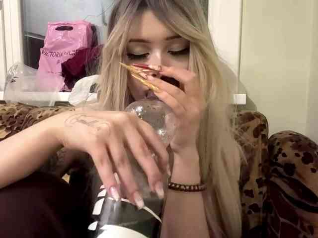 AngelenaBuote webcam