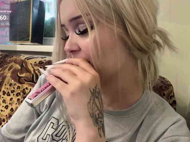 AngelenaBuote webcam