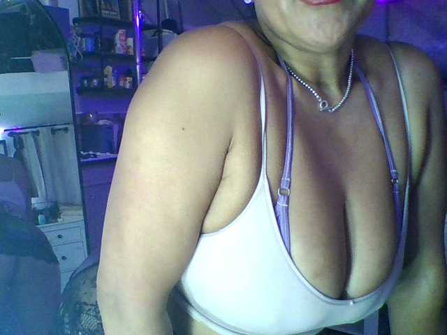 TastyLady213 live cam on BongaCams
