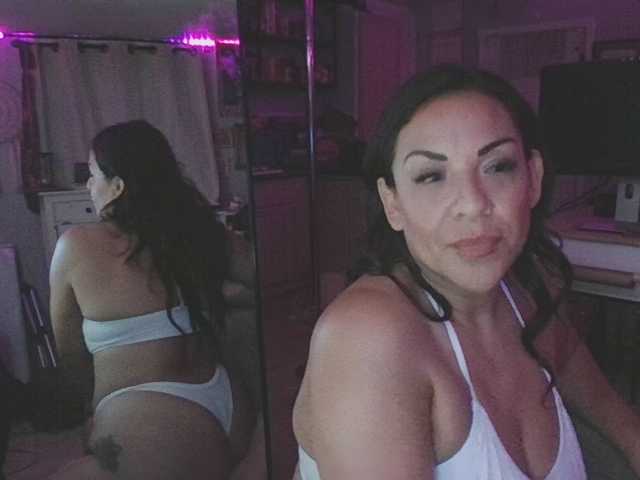 TastyLady213 live