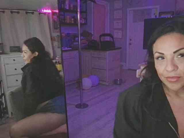 TastyLady213 webcam