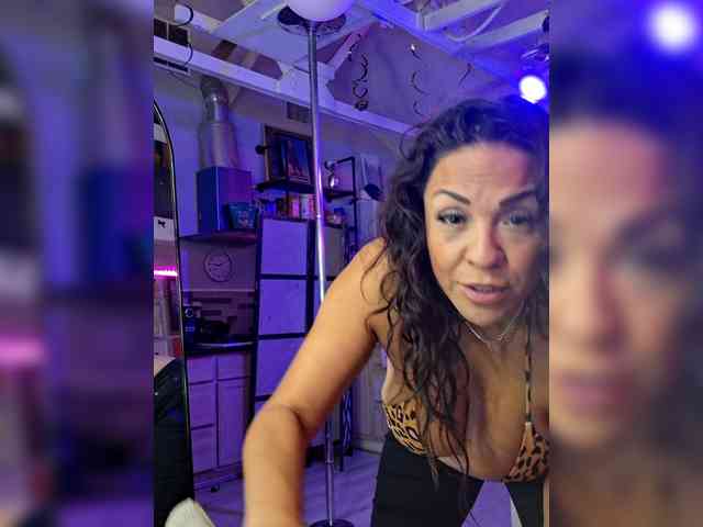 TastyLady213 webcam