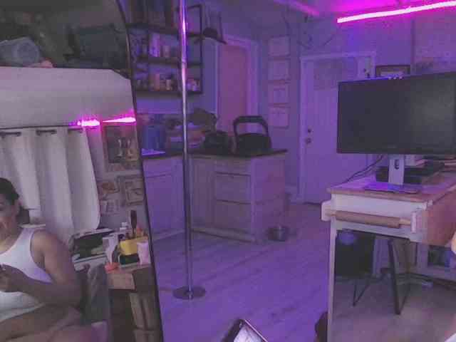 TastyLady213 webcam