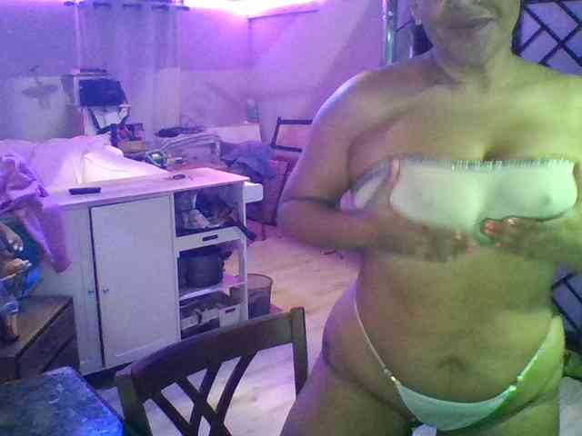 TastyLady213 webcam