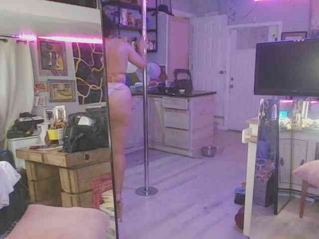TastyLady213 webcam