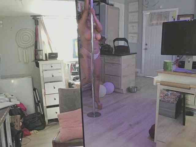 TastyLady213 webcam