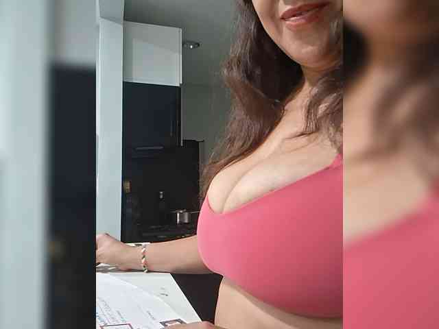 TastyLady213 webcam