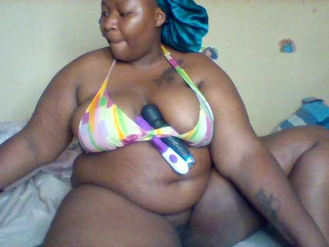 le modèle SinfullySweet est en webcam porno dans un show sur le site bongacams, il possède les tags suivants: Ebony,Brunette,Shaved