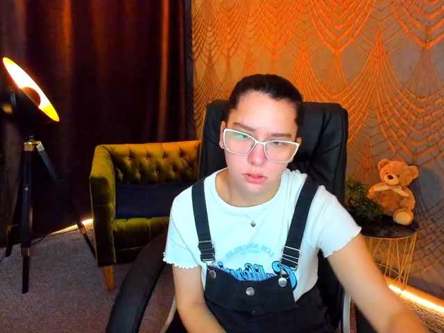 Livia-Shy live cam preview