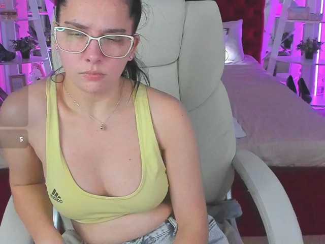 Livia-Shy, en vivo ahora en BongaCams