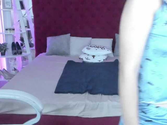 livia-shy live sex show