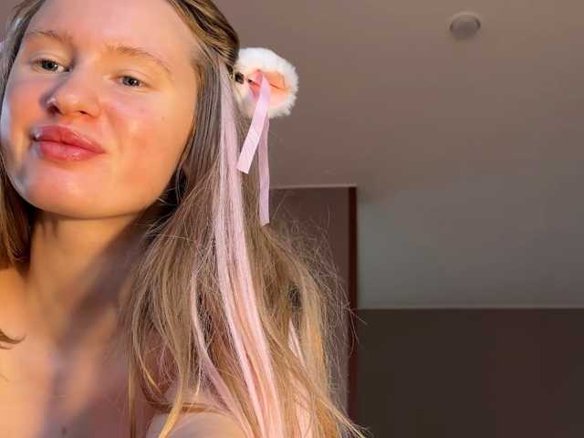 le modèle SAINTCAT est en webcam porno dans un show sur le site bongacams, il possède les tags suivants: White/Caucasian,Blonde,Shaved