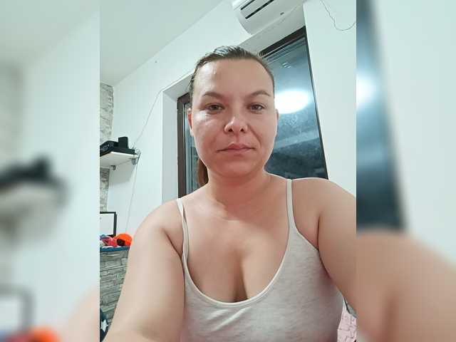 Iulia live cam on BongaCams