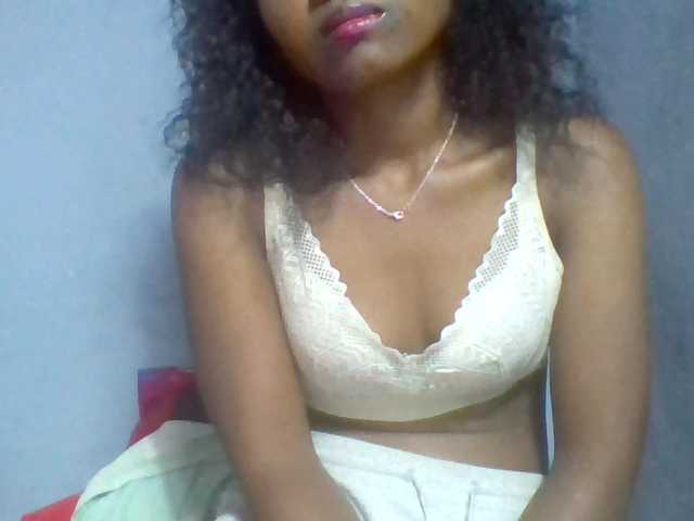 Rema-2 live cam on BongaCams