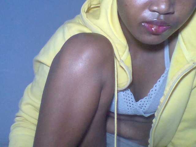 Rema-2 live cam on BongaCams